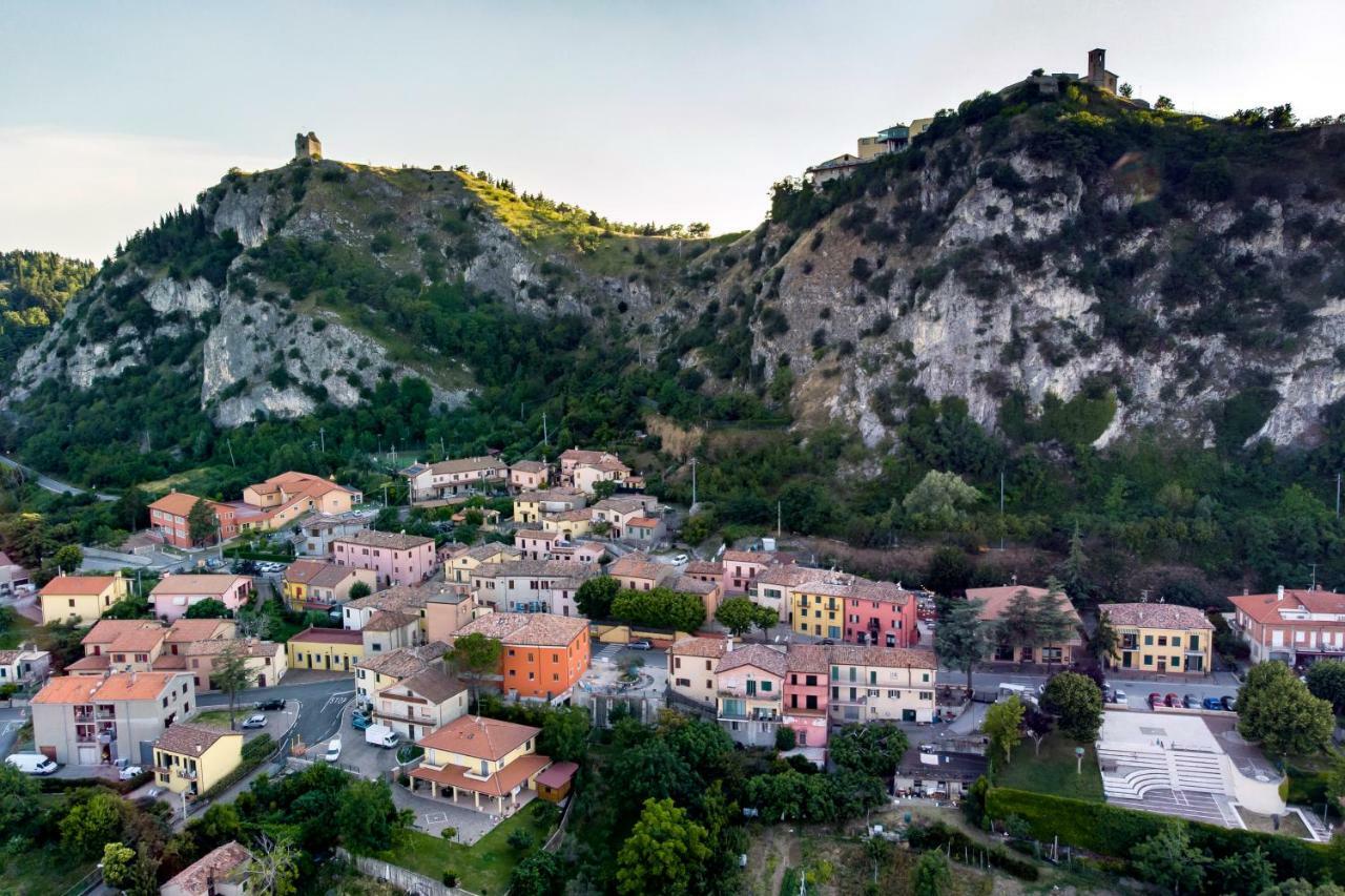 La Locanda Del Povero Diavolo Torriana Luaran gambar